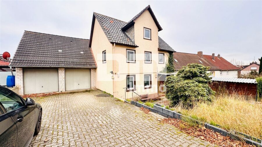 (R)eserviert!Sanierungsbedürftiges Einfamilienhaus + Doppelgarage in gesuchter Lage - Große Zufahrt / Frontansicht / Zufahrt Garage
